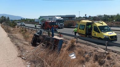 Photo of Un conductor de 73 años, herido al volcar su camión en la A7 en Alcantarilla
