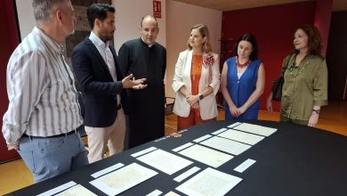 Photo of El Ayuntamiento y la iglesia de San Pedro reciben documentos históricos de los siglos XVII a XIX