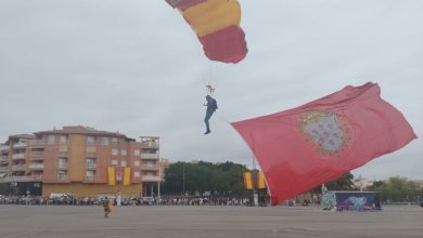 Photo of Izado, desfile militar y paracaidistas en el Homenaje a la Bandera de Alcantarilla