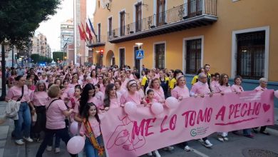 Photo of Cientos de vecinas y vecinos participan en la marcha contra el cáncer de mama